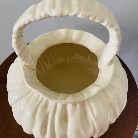 Vintage off-white ceramic decorative basket with a ruffled rim and handle - Picture 6 of 7